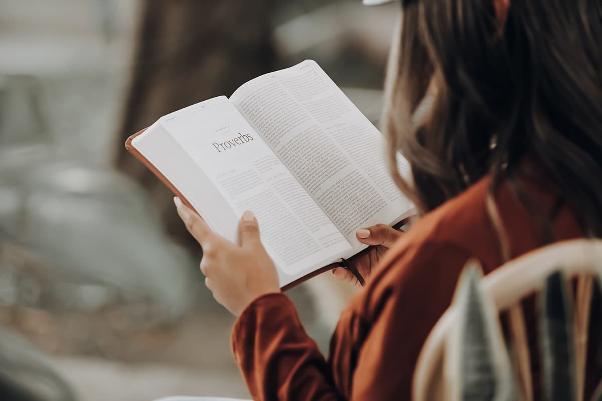 Persona leyendo la Biblia