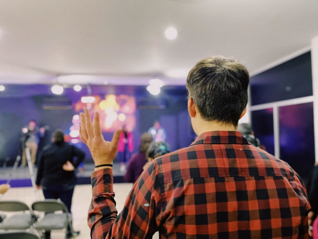 Joven adorando a Dios